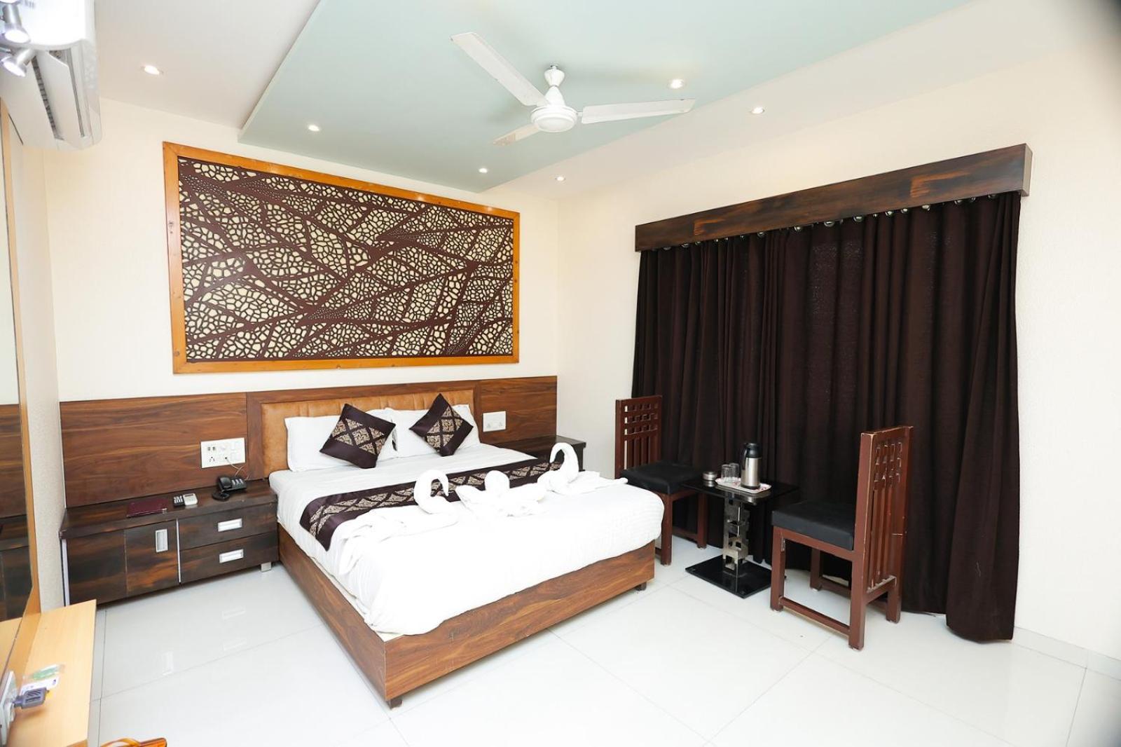 Hotel Horizon & Restaurant Surat Exterior foto