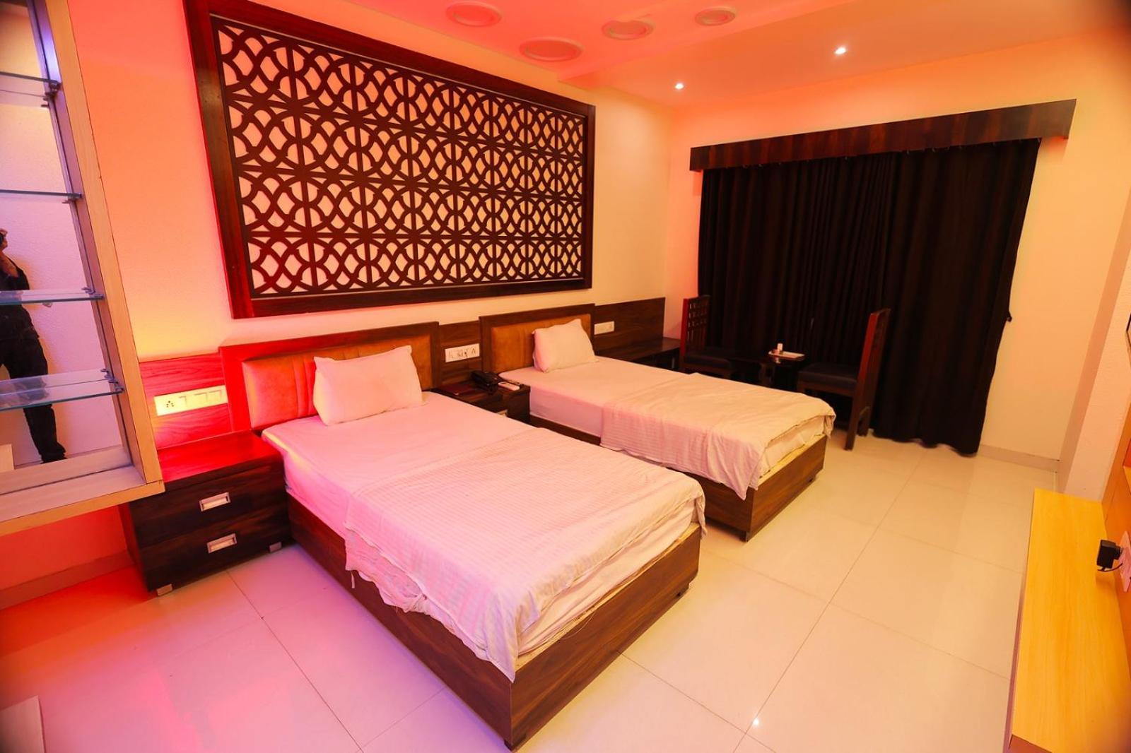 Hotel Horizon & Restaurant Surat Exterior foto