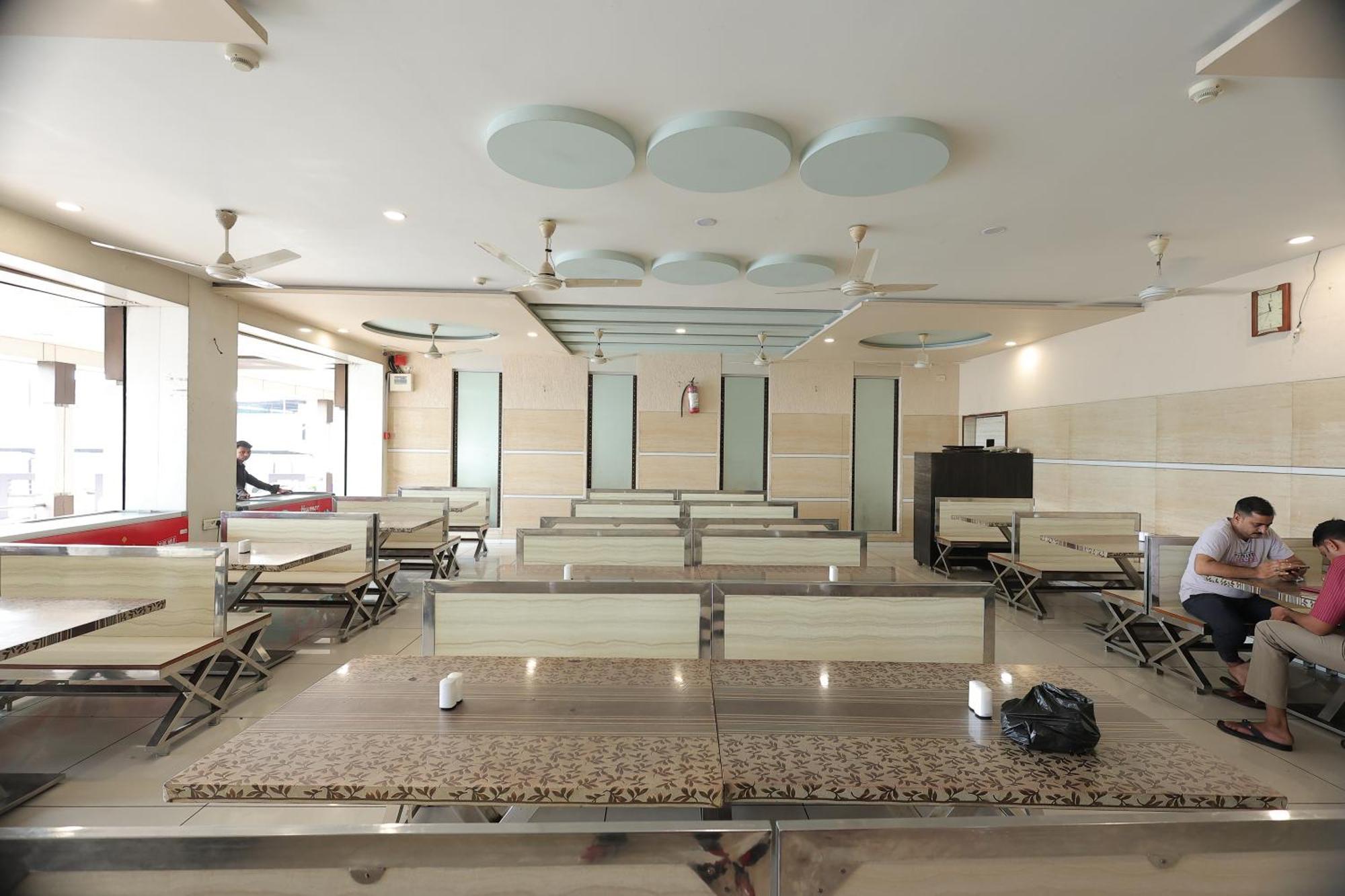 Hotel Horizon & Restaurant Surat Exterior foto