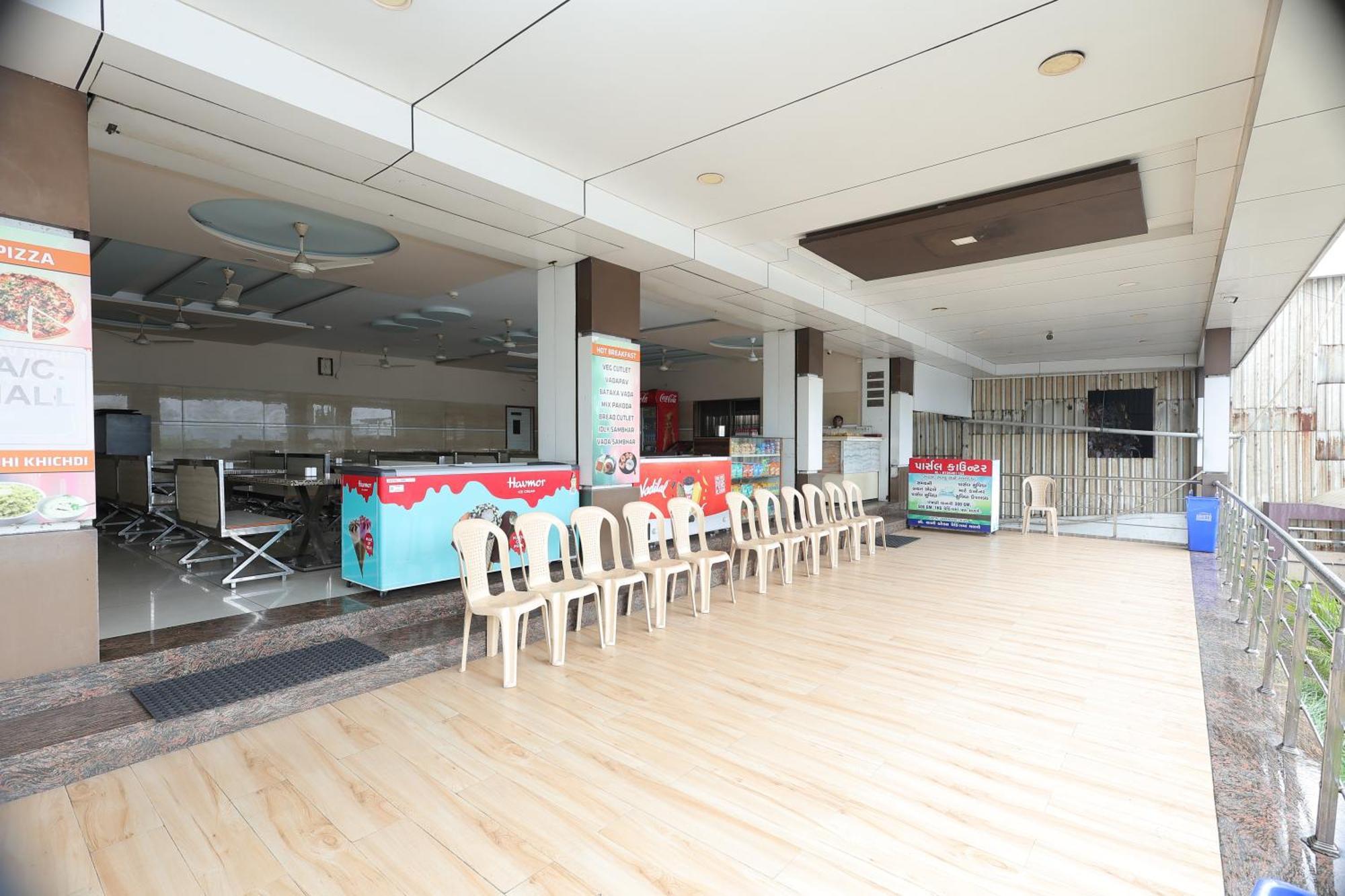 Hotel Horizon & Restaurant Surat Exterior foto