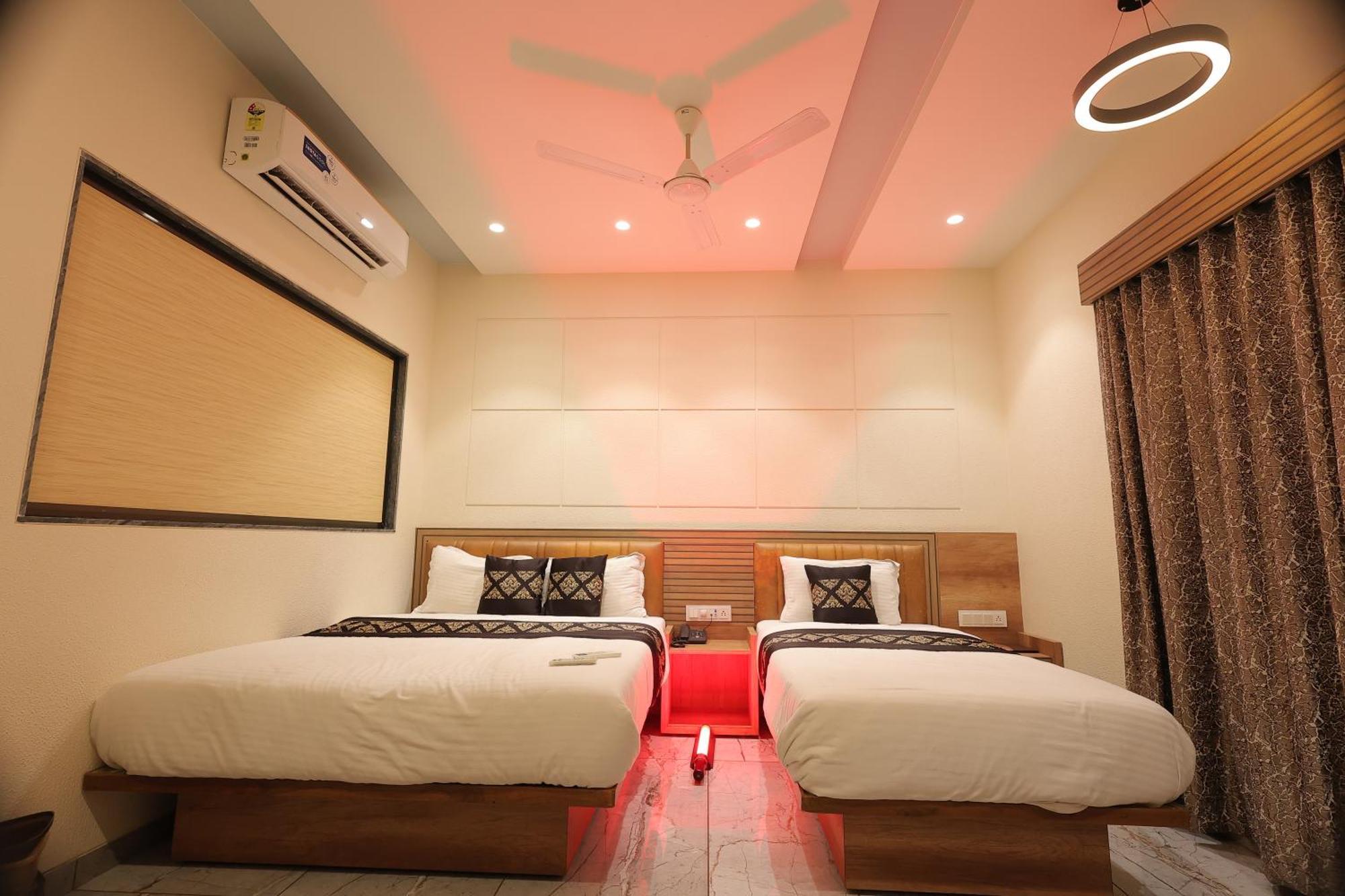 Hotel Horizon & Restaurant Surat Exterior foto